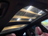 【パノラマルーフ】大型のガラスルーフ搭載で車内の解放感が一気にアップ!開放的なドライブをお楽しみいただけます。