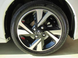 純正アルミホイールのデザインは、ボディデザインとマッチしており、すっきりした雰囲気は好印象です!