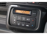 フルオートエアコンが装備されています!お好みの温度設定をするだけでエアコンの風量やモードの切り替えを自動でコントロールしてくれます!ユーザーの操作が少なく燃費走行にもつながります!