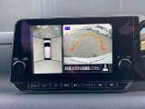 上からまる見え!アラウンドビューモニターの画像です。純正ナビに映してあります。お車を真上から見たような映像をミラーやナビ画面に映し出す事によって、車両の周囲を確認し、駐車時や発進時の運転をサポート。
