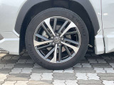 純正アルミホイール。タイヤサイズは225/50R18です。