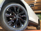 【純正19インチアルミホイール】外観にマッチした純正アルミホイールを装着しております。各種社外アルミホイールや、スタッドレスタイヤも取扱いしております。是非ご相談ください♪