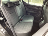 広々リアシートです。不要なときは収納しておけますよ。ラゲッジルームも広がります。