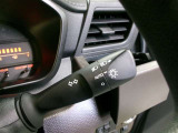 車外の明るさに応じて、自動的にライトの点灯・消灯を行います。