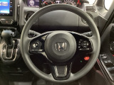 ハンドルにHondaセンシング系のクルーズコントロールやレーンキープアシストなどのスイッチと、オーディオの操作スイッチが装備されています。ハンドルから手を離さず安全に操作できます。