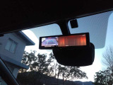 スマートルームミラー♪リヤカメラからの映像を映すので、たくさん荷物を載せても、後方の視界確保!!様々なシーンで活躍する便利装備☆