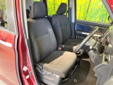 運転席シート廻りは使用感も少なく、良好な状態となっています。前オーナー様が丁寧に使っていたことがよくわかりますね。