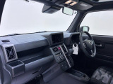 ダイハツのお店では、ダイハツ車を知り尽くしたプロフェッショナルが、専用の診断機器を使って各システムを点検しております。
