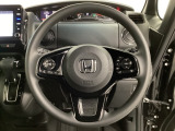 ハンドルにHondaセンシング系のクルーズコントロールやレーンキープアシストなどのスイッチと、オーディオの操作スイッチが装備されています。ハンドルから手を離さず安全に操作できます。