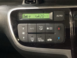セレクトレバーの左上にプラズマクラスター付き・オートエアコンがついてますので、簡単操作で快適に過ごせます。リア熱線のスイッチの中に、雪道に対応したサイドミラーヒーターも入っています。
