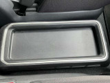 運転席と助手席の間には子物置に便利なセンターコンソールトレイがあります。