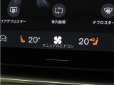 フロントシートには、シートヒーター&シートエアコンに加え、ステアリングホイール・ヒーターも装備。厳寒の地、北欧スウェーデン発祥のブランドならではのアイテムです。シートヒーターは後席にも装備しています。