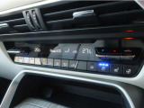 オート式エアコンは操作性が良好です。運転席と助手席にはシートヒーターとシートクーラーが装備されています。一年中快適な運転環境を提供します。