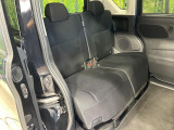 後部座席も気になるようなキズ・汚れやへたり等、大きなダメージはなく、良好な状態です。