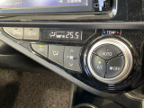 【オートエアコン】一度お好みの温度に設定すれば、車内の温度を検知し風量や温度を自動で調整。暑い&hellip;寒い&hellip;と何度もスイッチ操作をする必要はありません。快適な車内空間には必須の機能ですね♪