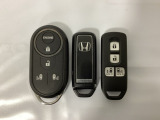 スマートキー付きですからドアロックの開閉およびエンジンスタートが楽々です。電動スライドドアの開け閉めもボタンで操作できます。加えて、純正リモコンエンジンスターター用の操作キーもついています。