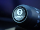 ★マルチビューカメラ★ワイパーレバー先端の「CAMERAスイッチ」を押すことで、車を上空から見下ろしたような映像をカーナビ画面に映し出し、車庫入れや縦列駐車をサポートしてくれます♪