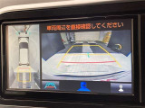 バックカメラの他に上から見下ろしたような画像が見れるアラウンド(全方位)モニター。前後左右を把握できる、すごい機能が装備されています!