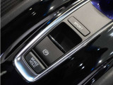 【電動パーキングブレーキ】かんたん操作のパーキングブレーキ。【オートブレーキホールド機能】停車中にブレーキペダルから足を離しても、停車状態が続きます。アクセルオンで自動解除。