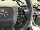 前方の車との車間を設定し、スピードを上げたり緩めたりを自動で行ってくれる追尾式の「レーダークルーズ」。上級装備の一つです!高級車にしかつかない嬉しい機能です。