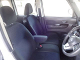 運転席画像になります。シートは目立つ様な大きな汚れ・ヘタリ・破れ等は御座いません。