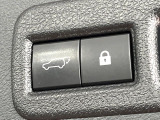 【パワーバックドア】スマートキーや運転席のボタンを押すだけでリアゲートが自動で開閉します!荷物を持っている時や、高い位置にあるバックドアを閉める際に便利な機能です♪