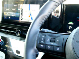 オーディオの音量や車両安全装備などの車両情報を手元で操作できるハンドルスイッチ付き。