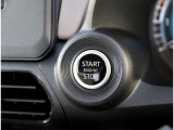 エンジンの始動は、ブレーキペダルを踏みながらボタンをワンプッシュするだけでOK!