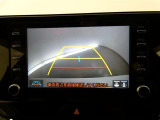 バックガイドモニター付き。車両後方の映像をナビ画面に表示し、駐車などの後退操作をサポートします。