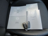 整備手帳やナビゲーションの説明書付きです。盗難防止装置のイモビライザーを装着しているリモコンキー付きなので、バックに入れたままでもドアロックやエンジン始動をしていただくことができます。