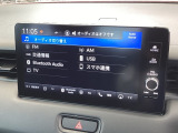 HondaCONNECT対応の便利なナビディスプレー。お持ちのスマートフォンと連携して、ナビやBluetoothでの音楽再生が可能です。デザインはもちろん、操作性も良好です。