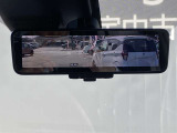 後席の人や荷物などで後方の視界が遮られてもインテリジェントルームミラーで後方カメラの映像が映りますので後方確認が良好です。
