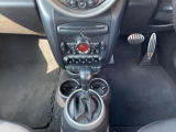【シフトレバー】マニュアルモード付ATで快適な走りをご堪能下さい。