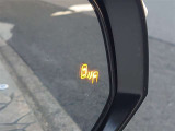 隣車線を走る車両をレーダーで検知し、ドアミラーでは確認しにくい後側方エリアに存在する車両に加え、急接近してくる車両も検知します。車両を検知するとドアミラーに搭載されたLEDインジケーターが点灯します。