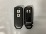 スマートキーを装備しています。鍵を差し込むことなくドアロックの開け閉めと、スタートボタン操作でのエンジンスタートができます。スペアキーも同じものを用意しております。