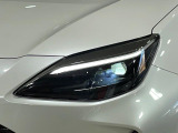 【LEDヘッドライト】悪天候や夜間走行時も良好な視界を確保し安心して運転できる高輝度LEDヘッドライトを装備!点灯速度が早く、消費電力も抑えられています。