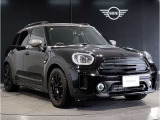 MINIのフロントグリルのデザインはイギリスで生まれた当初から、シルバーのサイドバーが折り重なった伝統的なデザインで御座います。その伝統はBMWのお車になってからでも少しずつ形を変えて守られております