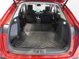 【トランクスルー機構】後席を前に倒してトランクルームとつなげ、長尺物の収納を可能にするトランクスルー機構も備えています。