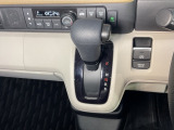 自然に手が届く距離に配置されたシフトレバー。