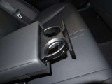 後席にもカップホルダーを装備しています。