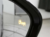 ブラインドスポットモニター装備。隣車線を走る車両を検知。ドアミラーでは確認しにくい後、側方エリアに存在する車両や急接近してくる車両も検知しドアミラーに搭載されたLEDインジケーターが点灯します。