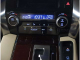 左右独立温度コントロールフルオートエアコンです。運転席、助手席それぞれで独立して温度設定ができます。冷え性の方が乗っても安心ですね♪