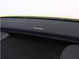 【harman/kardon】5つのスピーカーを内蔵したサウンドバーにより、ドライバーを包み込む音場を実現しました。また、洗練されたミニマルデザインは、キャビンをスタイリッシュに彩ります。