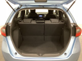 ラゲッジも広く使いやすいトランクは、開口部も広く荷物の積み下ろしもしやすいお車となっております。リアシートの背もたれは6:4の割合で分割して可倒できるので、長いお荷物などを載せることもできます。