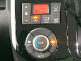 【オートエアコン】一度お好みの温度に設定すれば、車内の温度を検知し風量や温度を自動で調整。暑い&hellip;寒い&hellip;と何度もスイッチ操作をする必要はありません。快適な車内空間には必須の機能ですね♪
