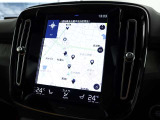 縦型9インチのタッチパネル式ディスプレイはカーナビ、運転支援システムや空調、オーディオの設定もこの画面を介して行います。電話のほか、エアコン、シートコントロール、車両設定などもえます。