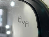 【ブラインドスポットワーニング】走行中、ドアミラーの死角になりやすい箇所に後続車が接近するとサイドミラー付近に警告を表示、ドライバーに注意喚起をしてくれます。