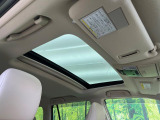 【サンルーフ】開放感たっぷりの希少装備、サンルーフが装着されています!車内に明かりを取り入れたり景色を楽しむ以外にも、車内の空気も簡単に換気できて快適です!