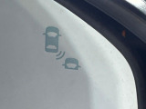 【ブラインドスポットインフォメーション】走行中、ドアミラーの死角になりやすい箇所に後続車が接近するとサイドミラー付近に警告を表示、ドライバーに注意喚起をしてくれます。