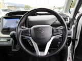 ステアリングスイッチ付き本革ステアリングホイールを装備。
